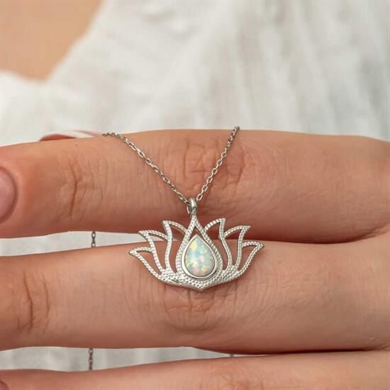 Gümüş Beyaz Opal Taşlı Lotus Kadın Kolye