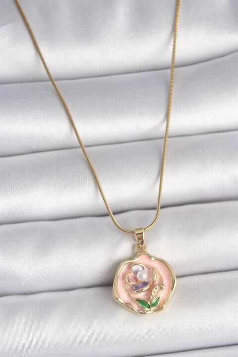 316L Çelik Gold Renk Zincir Pembe Renkli Çiçek İşlemeli İnci Detay Portre Model Kadın Kolye