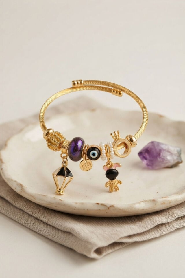 Siyah Uçan Model Charmlı Gold Renk Bileklik
