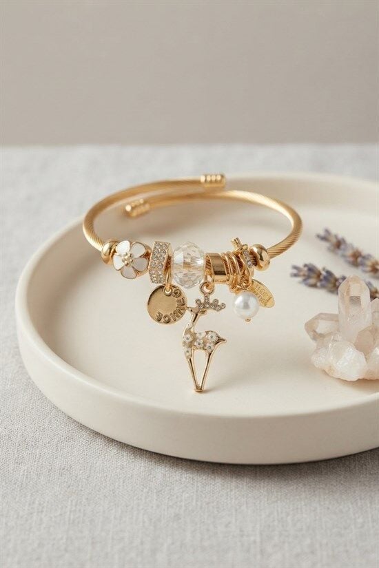 Geyik Model Gold Renk Beyaz Charmlı Bileklik