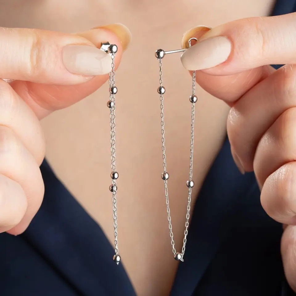 Gümüş Çift Zincirli Top Detaylı Kadın Küpe